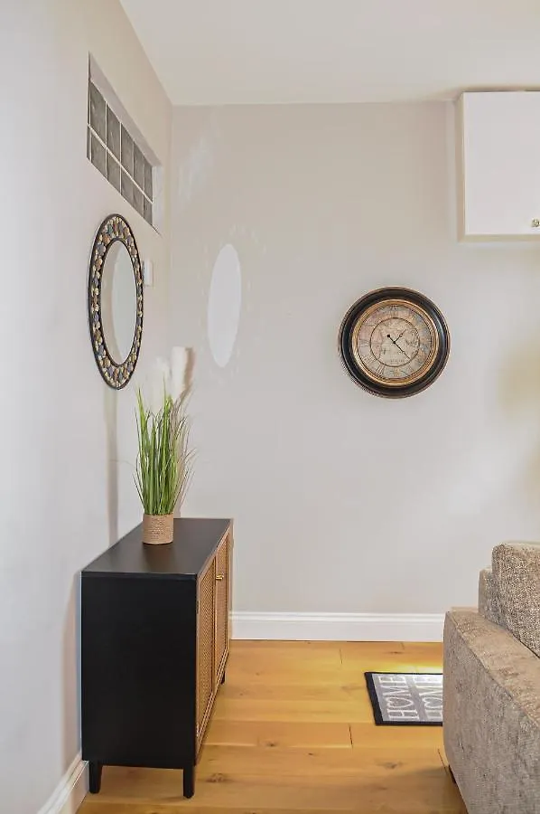 Luxury 5 Star London Apartment - Parking, Garden, Nr Greater London Metro Stations