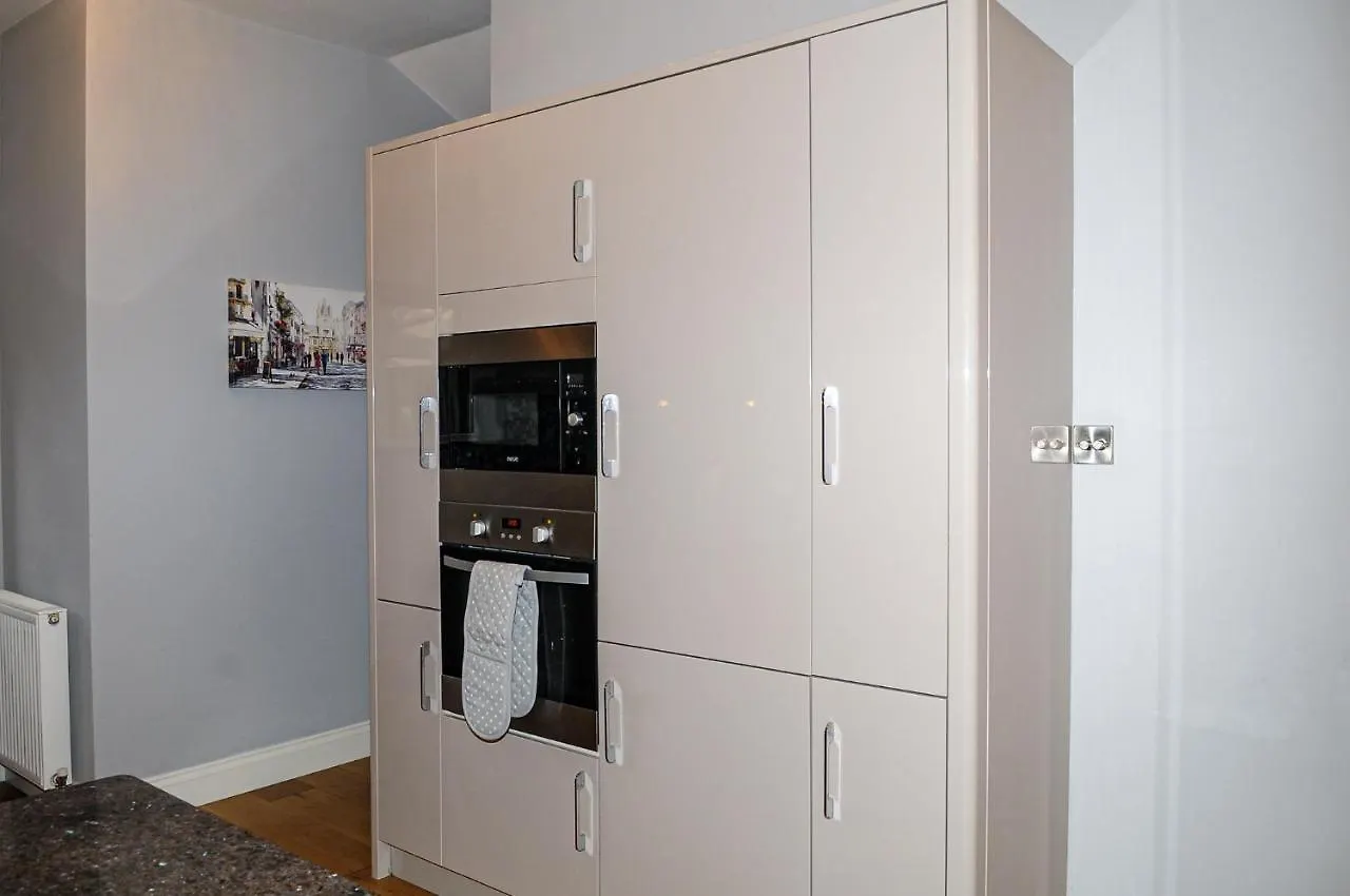 Luxury 5 Star London Apartment - Parking, Garden, Nr Greater London Metro Stations