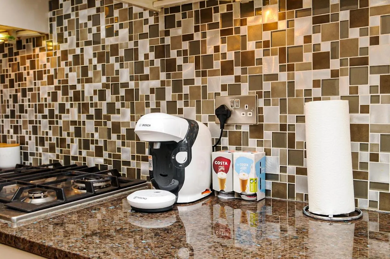 Luxury 5 Star London Apartment - Parking, Garden, Nr Greater London Metro Stations