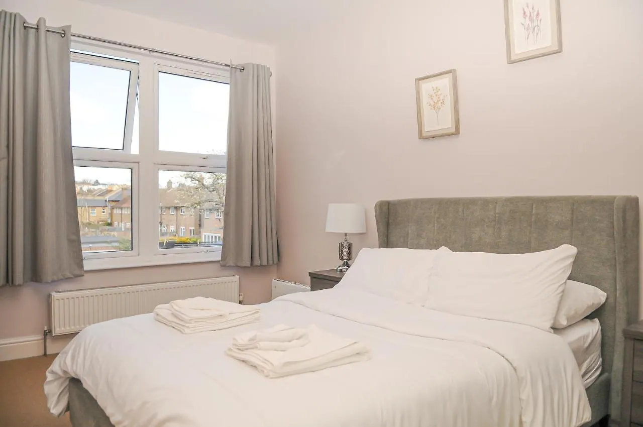 Luxury 5 Star London Apartment - Parking, Garden, Nr Greater London Metro Stations